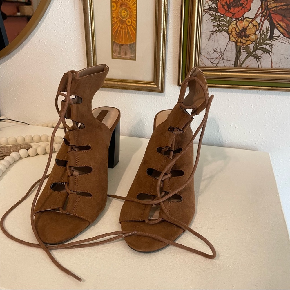 Lace up brown heels - Picture 3 of 3